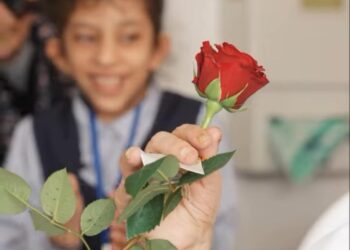 أطفال المواهب الواعدة بالاحساء يرسمون البسمة على وجوه كبار السن في مستشفى الموسى للتأهيل