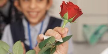 أطفال المواهب الواعدة بالاحساء يرسمون البسمة على وجوه كبار السن في مستشفى الموسى للتأهيل