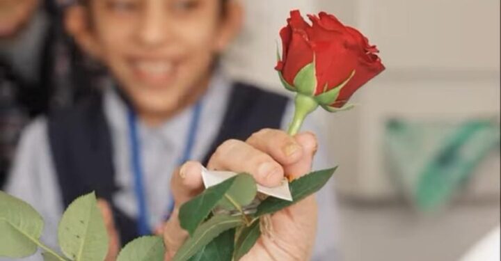 أطفال المواهب الواعدة بالاحساء يرسمون البسمة على وجوه كبار السن في مستشفى الموسى للتأهيل