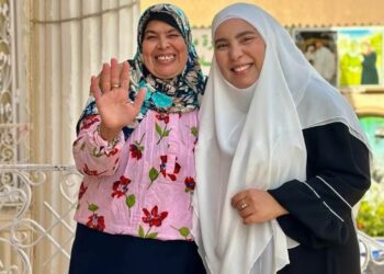 سمر نديم تواصل دعمها لسيدات القصر وتفاجئ “منى” بعمرة في رمضان