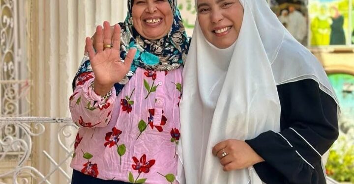 سمر نديم تواصل دعمها لسيدات القصر وتفاجئ “منى” بعمرة في رمضان