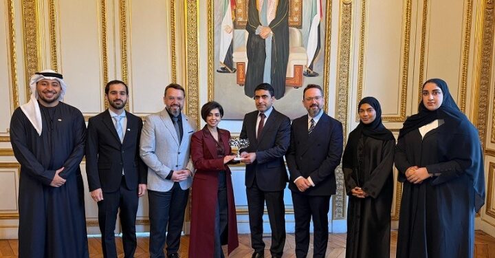 سفير الإمارات بباريس يستقبل وفد باحثي الإمارات