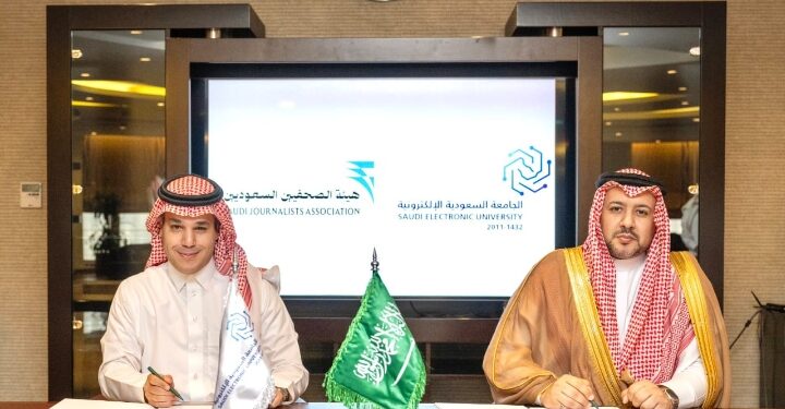 توقيع اتفاقية تعاون بين الجامعة الإلكترونية وهيئة الصحفيين السعوديين لتعزيز الشراكة الإعلامية والأكاديمية