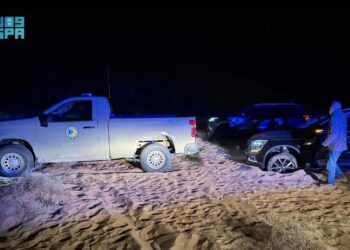 حرس الحدود بالمنطقة الشرقية يقدم المساعدة لمواطن تعطلت مركبته بالكثبان الرملية