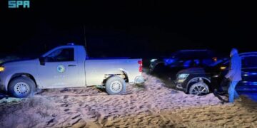 حرس الحدود بالمنطقة الشرقية يقدم المساعدة لمواطن تعطلت مركبته بالكثبان الرملية