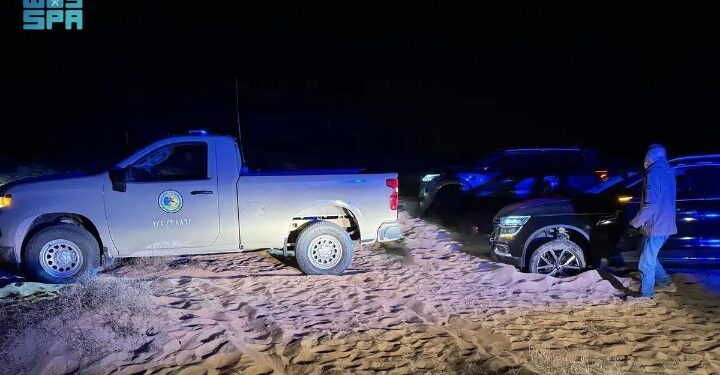 حرس الحدود بالمنطقة الشرقية يقدم المساعدة لمواطن تعطلت مركبته بالكثبان الرملية