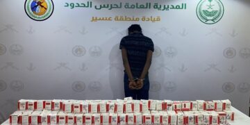 حرس الحدود بمنطقة عسير يقبض على مخالف لنظام أمن الحدود لتهريبه (32,700) قرص خاضع لتنظيم التداول الطبي