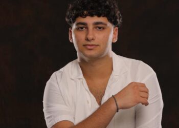 أحمد صادق يحترف الغناء وينضم الى عائلة “دوزان ميوزيك