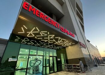 مستشفى بريدة المركزي يُنهي معاناة مريض من قرحة عظمية نادرة بالكاحل