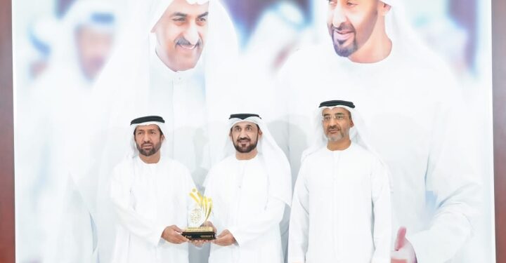 منتدى الفجيرة الرمضاني يختتم فعالياته ويكرم أحمد الظنحاني شخصية العام