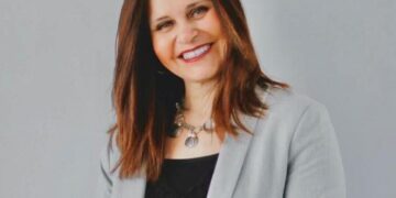 الأستاذة إيمان منجي تتوج بلقب “أفضل أم” لهذا  لعام  من جريدة صدى الأخبار