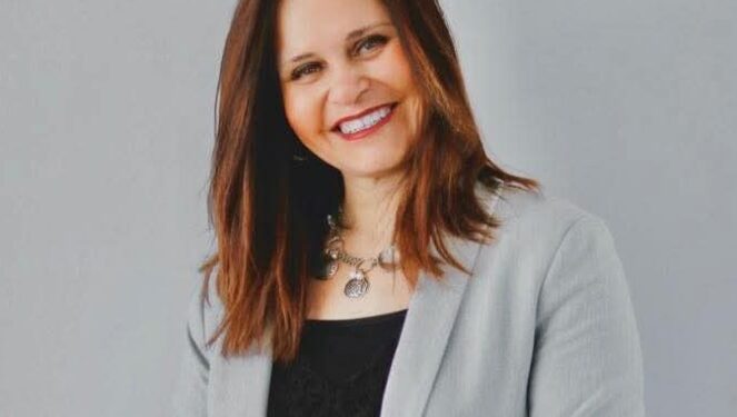 الأستاذة إيمان منجي تتوج بلقب “أفضل أم” لهذا  لعام  من جريدة صدى الأخبار