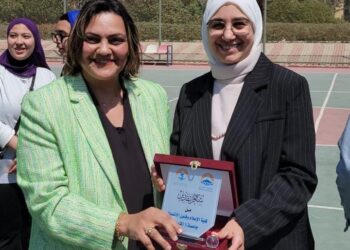 إعلام ٦ اكتوبر تهدي درع الكلية للإعلامية عبير سلامة مدير تنفيذي نهر الأمل