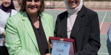 إعلام ٦ اكتوبر تهدي درع الكلية للإعلامية عبير سلامة مدير تنفيذي نهر الأمل