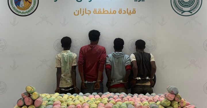 حرس الحدود بمنطقة جازان يقبض على (4) مخالفين لنظام أمن الحدود لتهريبهم (198) كيلوجرامًا من نبات القات المخدر