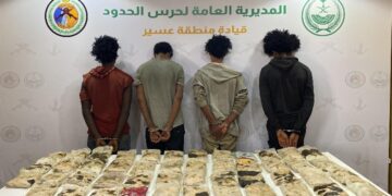 حرس الحدود بمنطقة عسير يقبض على (4) مخالفين لنظام أمن الحدود لتهريبهم (40) كيلوجرامًا من مادة الحشيش المخدر