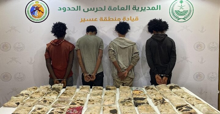 حرس الحدود بمنطقة عسير يقبض على (4) مخالفين لنظام أمن الحدود لتهريبهم (40) كيلوجرامًا من مادة الحشيش المخدر