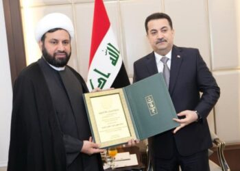 الشيخ العراقي سامي المسعودي يتبرع بأكثر من 3 مليون جنية للعوائل المحتاجة وهو جالس على الارض