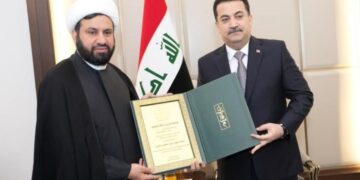 الشيخ العراقي سامي المسعودي يتبرع بأكثر من 3 مليون جنية للعوائل المحتاجة وهو جالس على الارض