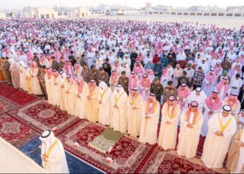 سمو محافظ الأحساء يؤدي صلاة عيد الفطر المبارك