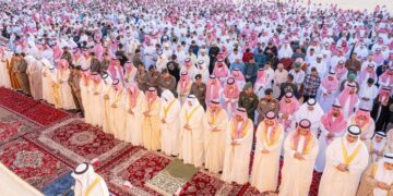 سمو محافظ الأحساء يؤدي صلاة عيد الفطر المبارك