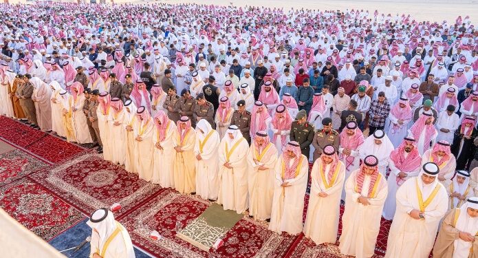 سمو محافظ الأحساء يؤدي صلاة عيد الفطر المبارك