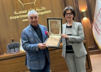 زاهي حواس يشارك وزيرة السياحة الأردنية في الاعلان عن اكتشاف خرطوش ملكي للملك رمسيس الثالث جنوب الأردن