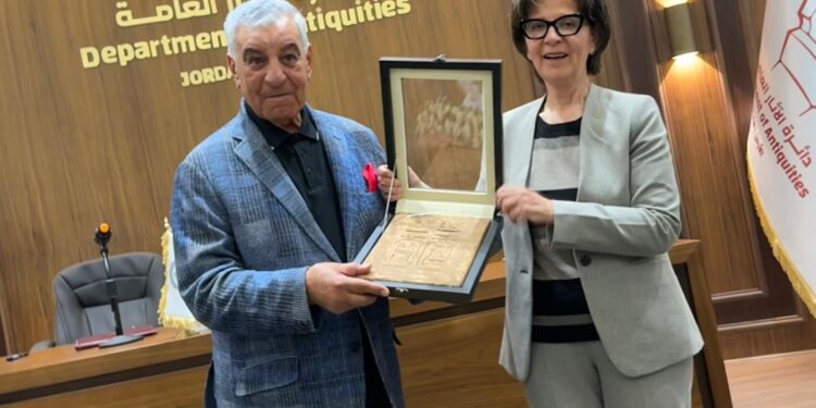 زاهي حواس يشارك وزيرة السياحة الأردنية في الاعلان عن اكتشاف خرطوش ملكي للملك رمسيس الثالث جنوب الأردن