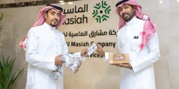 استعدادًا لموسم الحج…  تسليم بطاقات “نسك” للحجاج.. و«مشارق الماسية» أول من تسلّمها