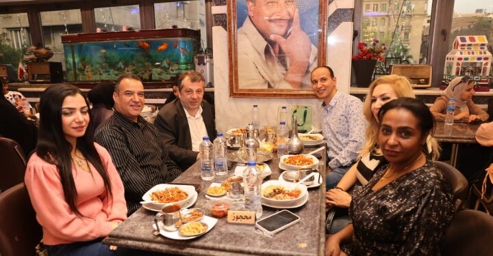 سفير أرمينيا الجديد بالقاهرة يستمتع بالكشرى المصري ويكشف عن خططه لتعزيز العلاقات الرياضية