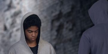 شرطة أبوظبي : لا تنخدع بأوهام تجرك للمخدرات .. بدايتها تجربة ونهايتها دمار