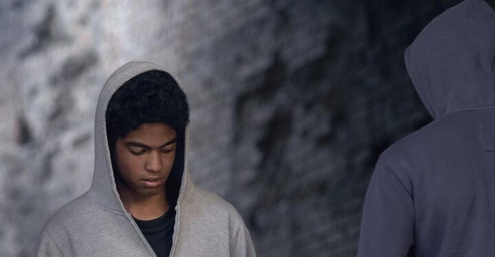 شرطة أبوظبي : لا تنخدع بأوهام تجرك للمخدرات .. بدايتها تجربة ونهايتها دمار