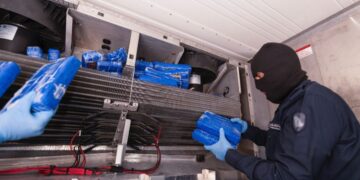 “الزكاة والضريبة والجمارك” بميناء جدة الإسلامي تحبط محاولة تهريب أكثر من 46 كيلوجرام من “الكوكايين” مُخبأة في إرسالية “دجاج مجمّد”