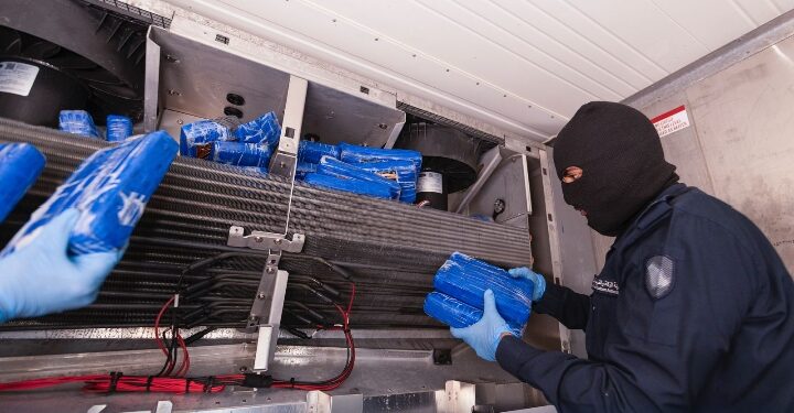 “الزكاة والضريبة والجمارك” بميناء جدة الإسلامي تحبط محاولة تهريب أكثر من 46 كيلوجرام من “الكوكايين” مُخبأة في إرسالية “دجاج مجمّد”