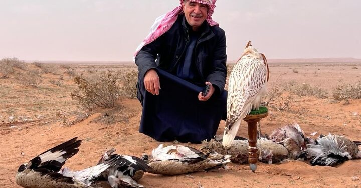في ربوع أفغانستان… سعود عبدالعزيز البابطين يمارس شغفه بالصقارة ويحيي تراث الأجداد