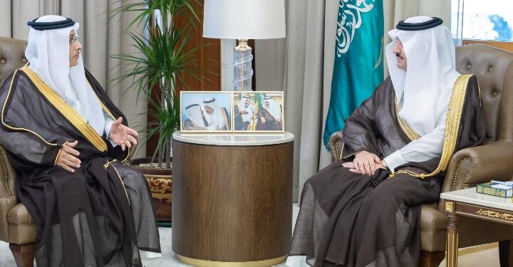 أمير المنطقة الشرقية يستقبل رئيس وأعضاء مجلس إدارة جمعية أصدقاء البيئة