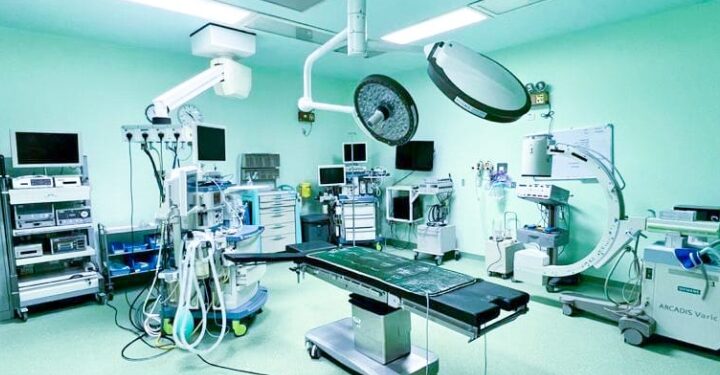 تدخل جراحي عاجل ينقذ مريضًا من شلل دائم في مستشفى الملك سعود بعنيزة