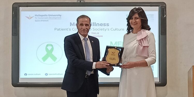محاضرة للسفيرة نبيلة مكرم بجامعة هليوبوليس حول ثقافة المجتمع نحو المريض النفسى