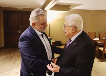 محمود عباس : “الدكتور وليد أبو دهن  فخر للأمة العربية”