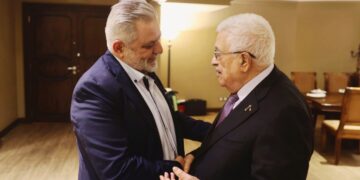 محمود عباس : “الدكتور وليد أبو دهن  فخر للأمة العربية”