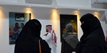 الفنانة رزان عامر تعرض مشاعر على شكل لوحات في معرضها الأول