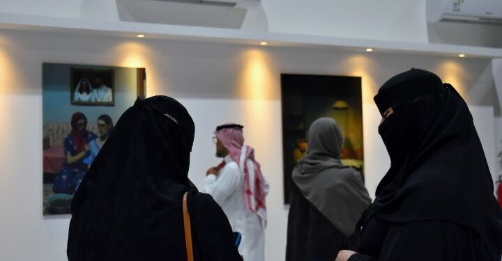 الفنانة رزان عامر تعرض مشاعر على شكل لوحات في معرضها الأول