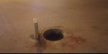 كارثة تهدد أرواح المواطنين في قلب الفيوم: بالوعة صرف صحي مكشوفة في ميدان عبد الرحيم شحاتة بلا غطاء منذ أيام