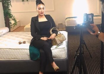 المذيعة شيماء علام تبهر جمهورها بإطلالة راقية من داخل مصنع ومعرض “هابيتات”