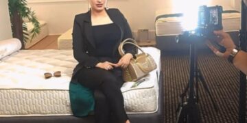 المذيعة شيماء علام تبهر جمهورها بإطلالة راقية من داخل مصنع ومعرض “هابيتات”