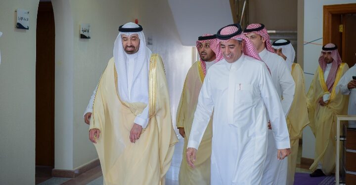 الراجحي يتفقد خدمات مكتب العمل ومركز التأهيل الشامل بالقصيم