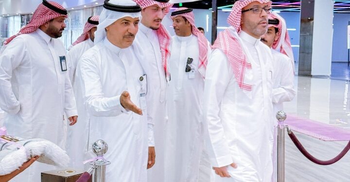 الوكيل المساعد للتنمية الاجتماعية ومدير عام مراكز التنمية الاجتماعية يدشنان “معرض وعي” بحفر الباطن