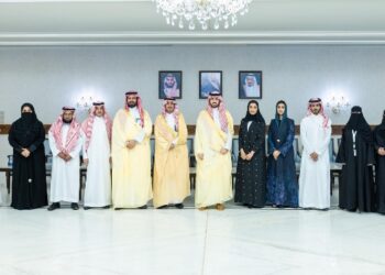 نائب أمير المنطقة الشرقية يطّلع على أهداف نادي المسؤولية الاجتماعية وبرامجه بالمنطقة