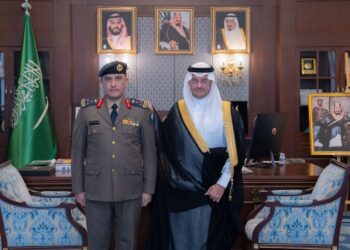 سمو محافظ الأحساء يُقلّد مدير الدفاع المدني بالمحافظة رتبته الجديدة