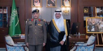 سمو محافظ الأحساء يُقلّد مدير الدفاع المدني بالمحافظة رتبته الجديدة